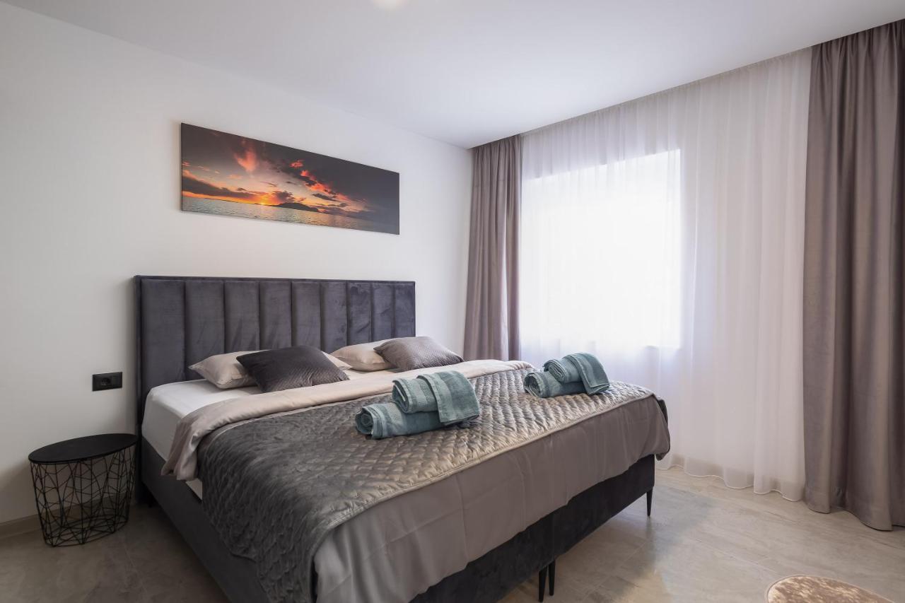 Luxury Apartment Lorena - Private Heated Pool - 耶塞尼采 外观 照片
