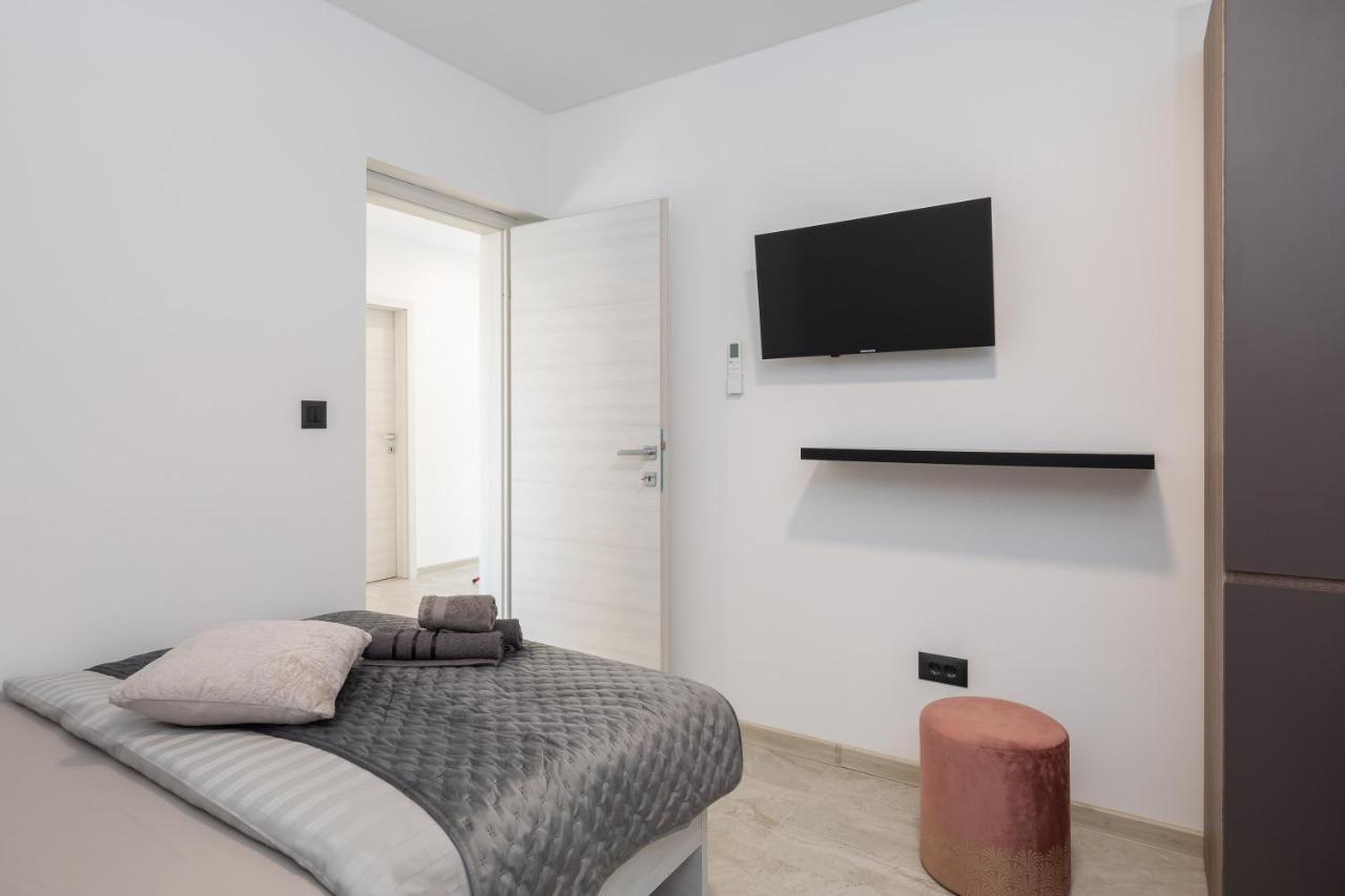 Luxury Apartment Lorena - Private Heated Pool - 耶塞尼采 外观 照片