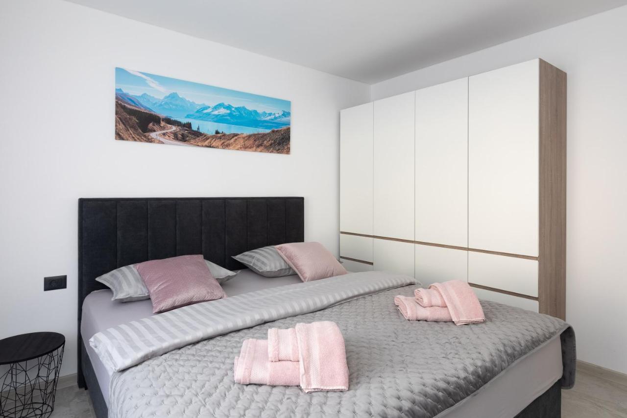 Luxury Apartment Lorena - Private Heated Pool - 耶塞尼采 外观 照片