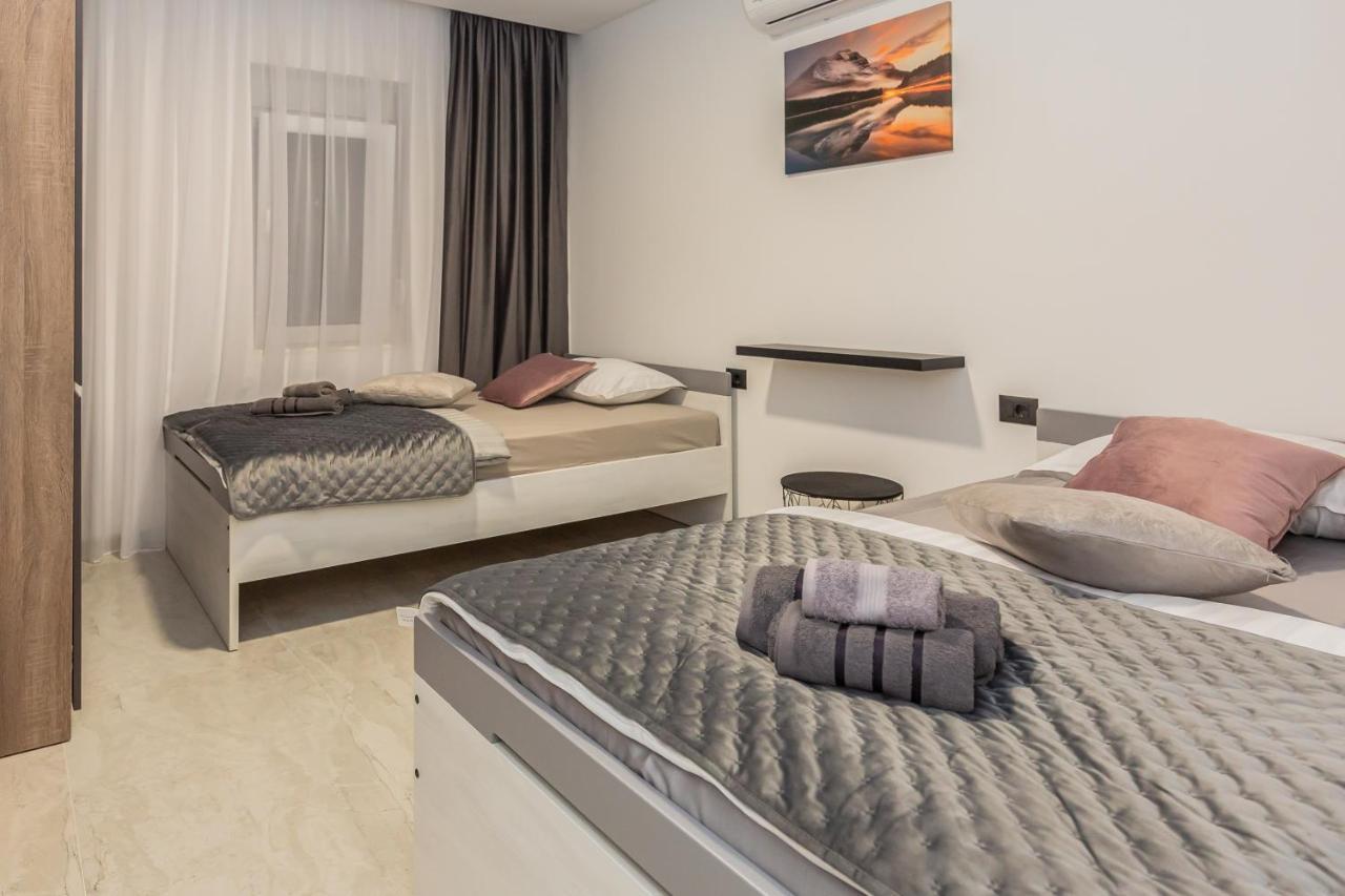 Luxury Apartment Lorena - Private Heated Pool - 耶塞尼采 外观 照片