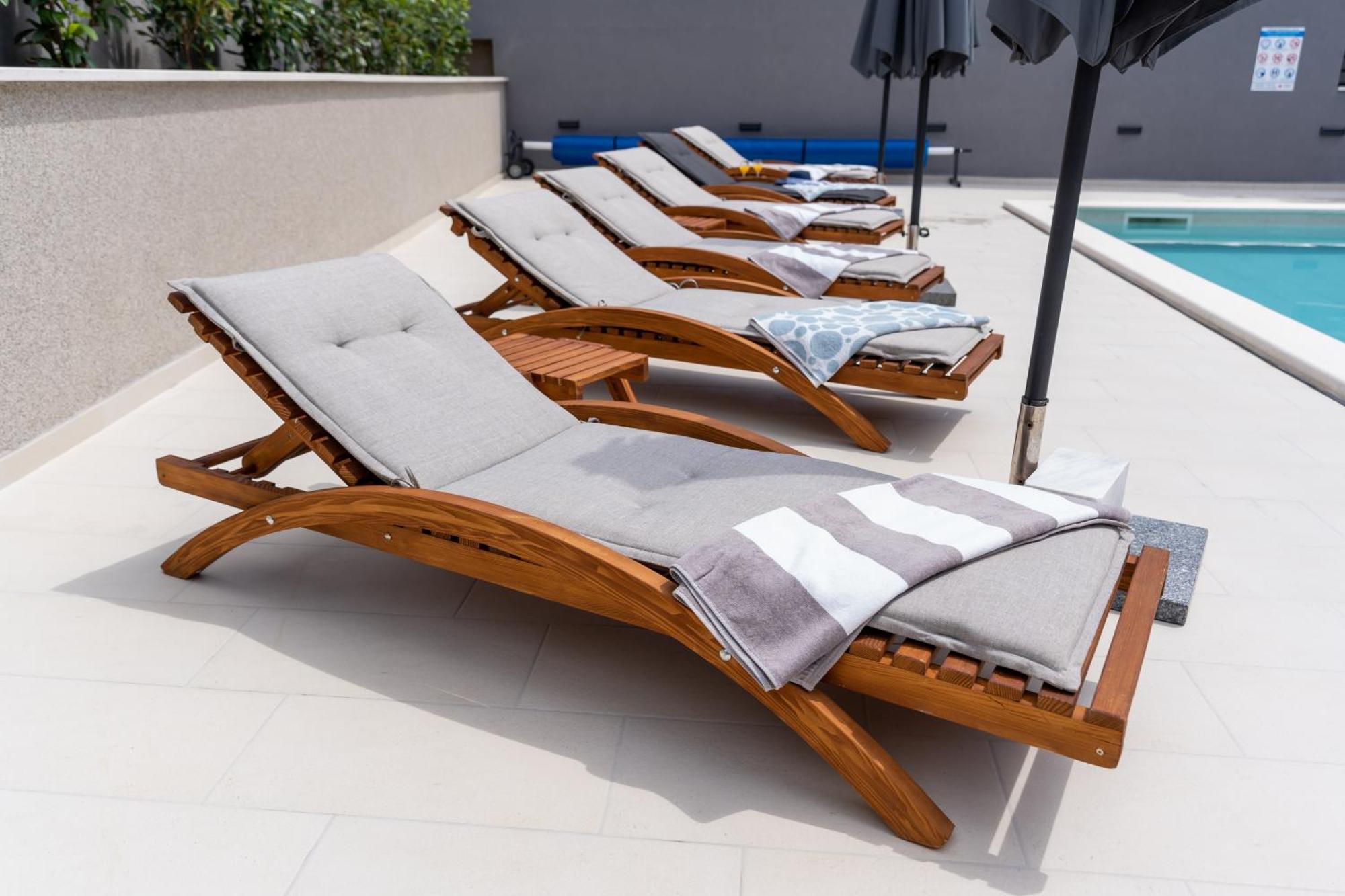Luxury Apartment Lorena - Private Heated Pool - 耶塞尼采 外观 照片